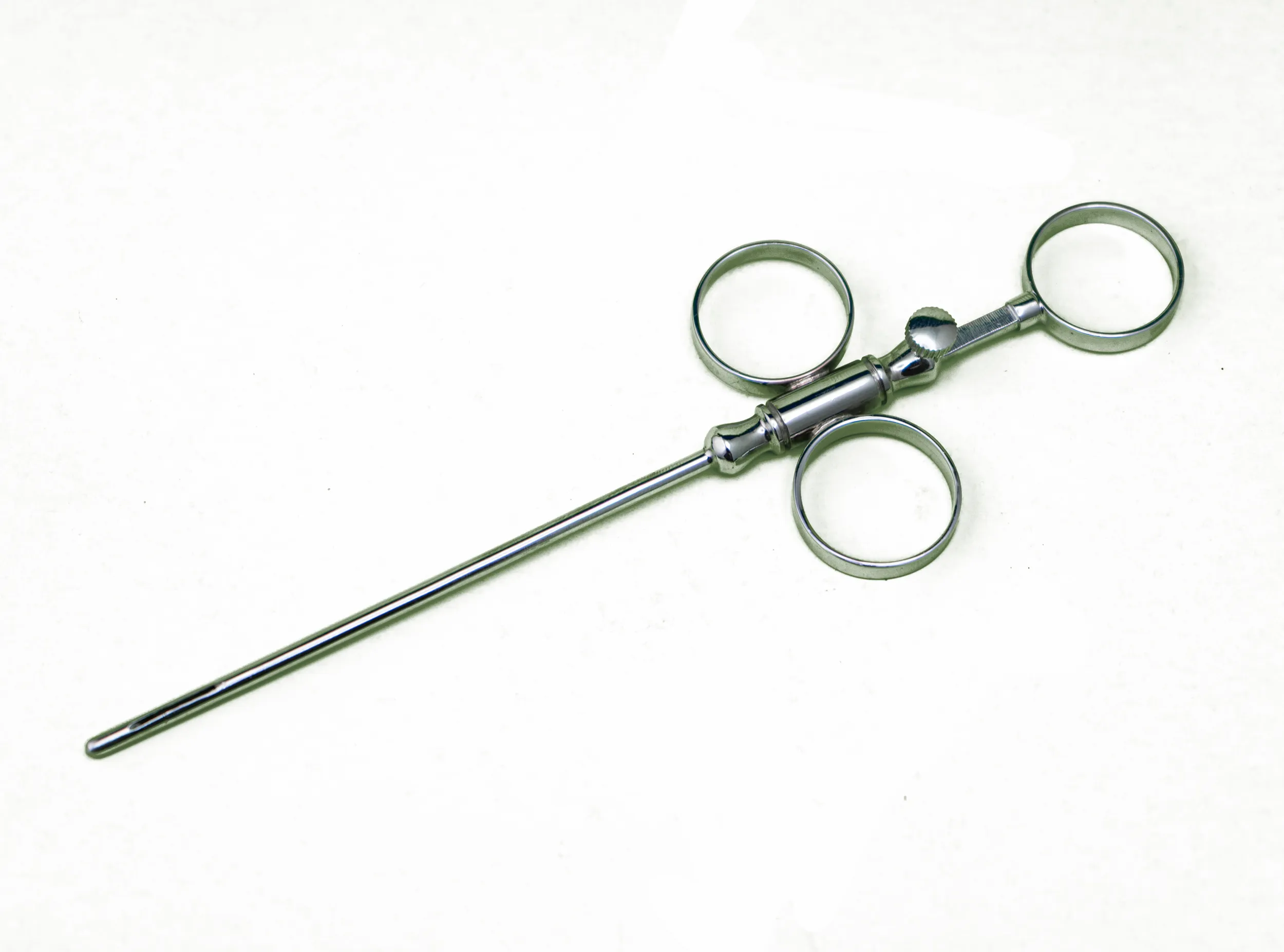 Instrumento que abre el esfínter del pezón para un mejor flujo de leche. Acabado cromado. Útil para el seguimiento de cirugías y mastitis. 1
