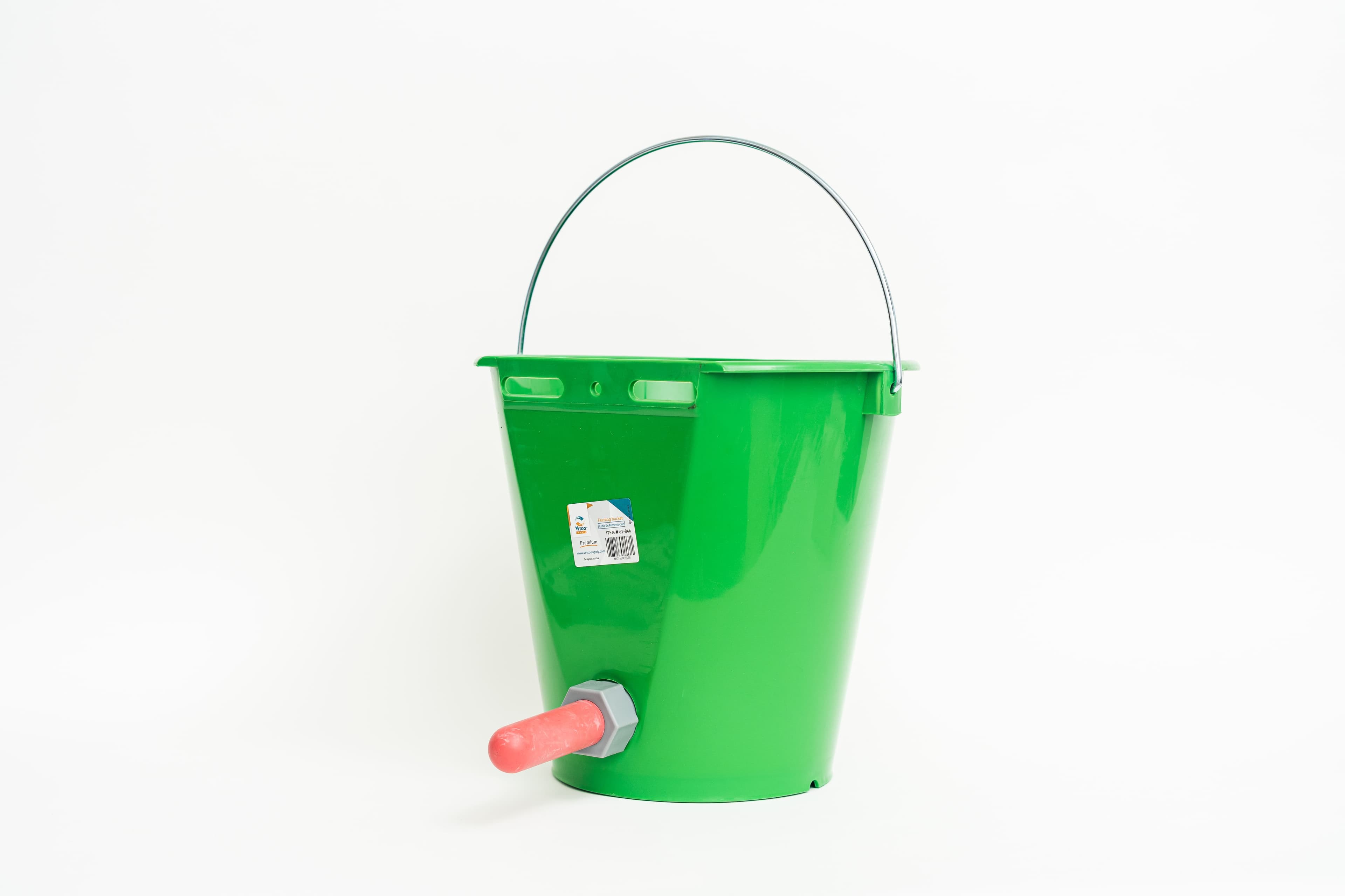 Cubo de plástico para alimentación de terneros, incorpora asa metálica para transportarlo o colgarlo fácilmente.
8 Litros. 1