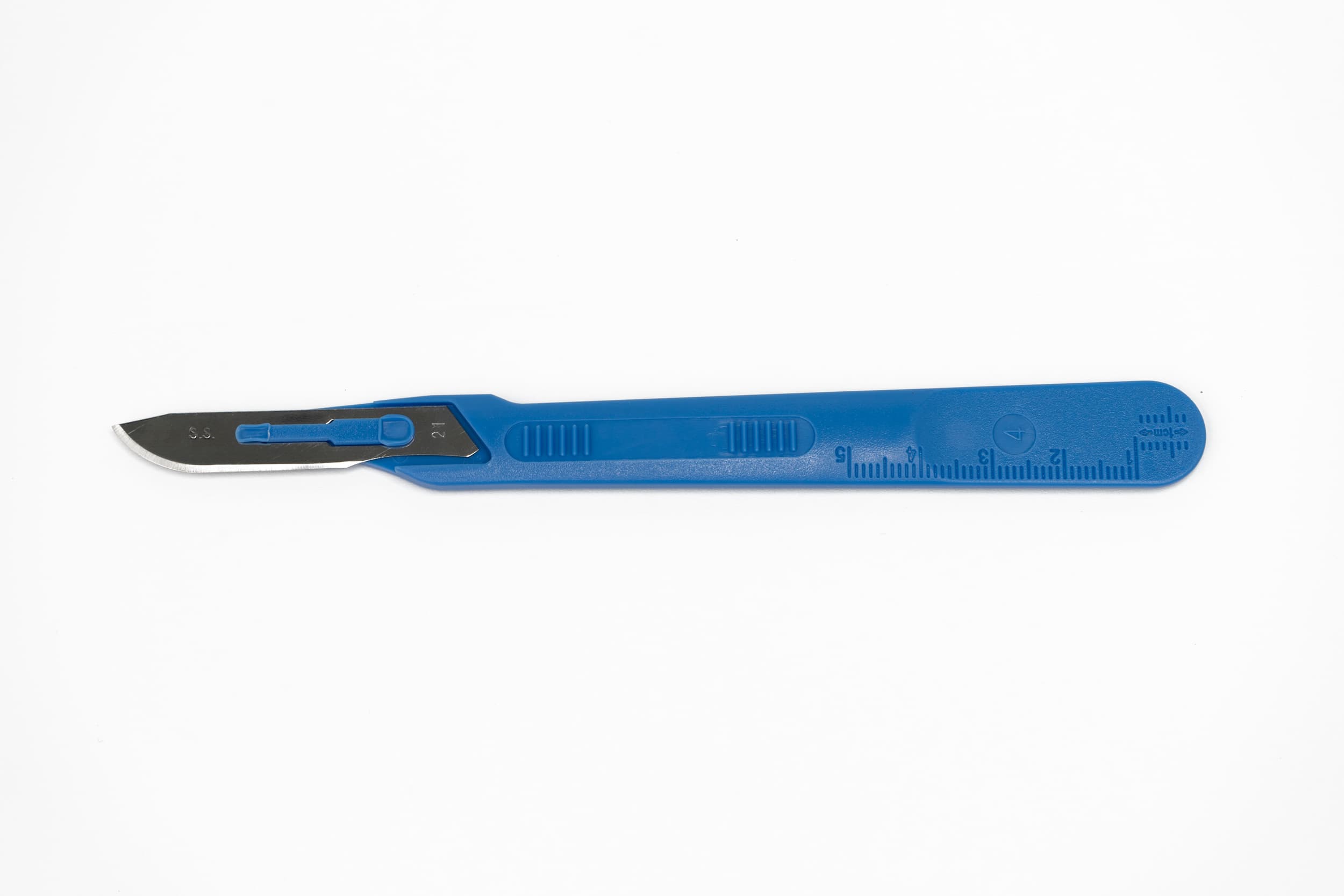 Escalpelo desechable, esterilizado, con una cuchilla de acero inoxidable intercambiable y un mango de plástico reutilizable. Cada cuchilla solo debe utilizarse un vez. 1