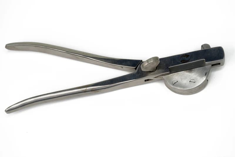 Instrumento utilizado para castrar de forma segura, rápida y limpia, aplastando el cordón espermático sin romper la piel.
Hecho de acero forjado de alta calidad 1